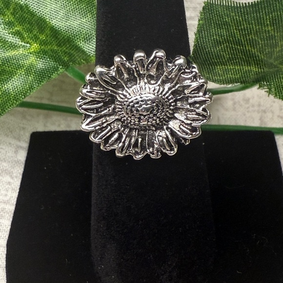 NWT Bold Sunflower Vintage-Style Statement Ring, Size 6 - Picture 1 of 5